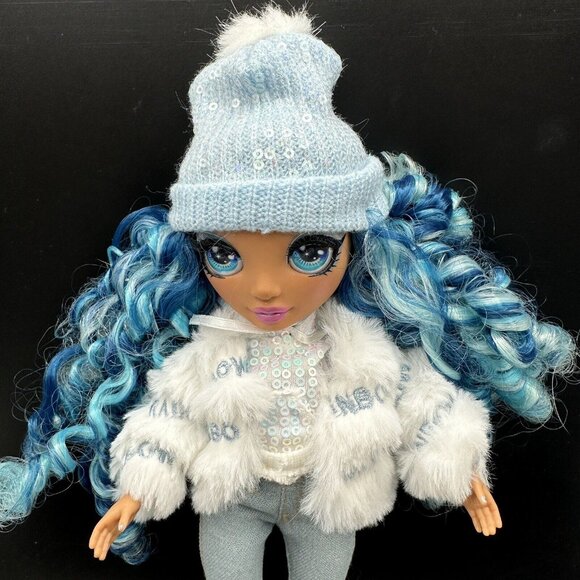 Rainbow High Winter Break Skyler Bradshaw Doll White Jacket Faux Fur Coat Skates - Picture 2 of 12